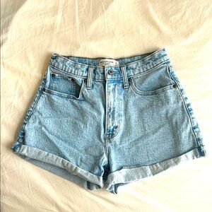 Abercrombie Curve Love High Rise Mom Short Size 26 NWOT